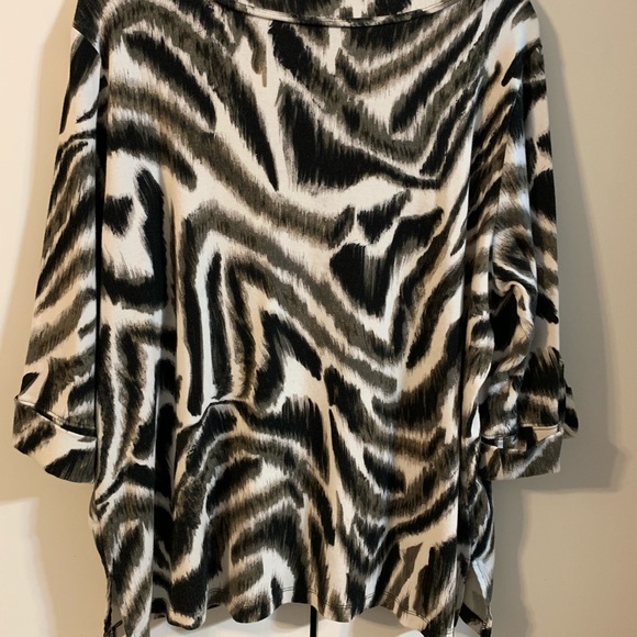 Rafaella Black and white print top. 3X - Picture 6 of 8